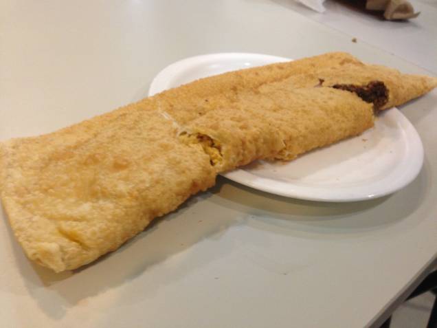 A versão especial do Pastel da Sueli mede cerca de meio metro e recebe carne e frango no recheio A versão especial do Pastel da Sueli mede cerca de meio metro e recebe carne e frango no recheio