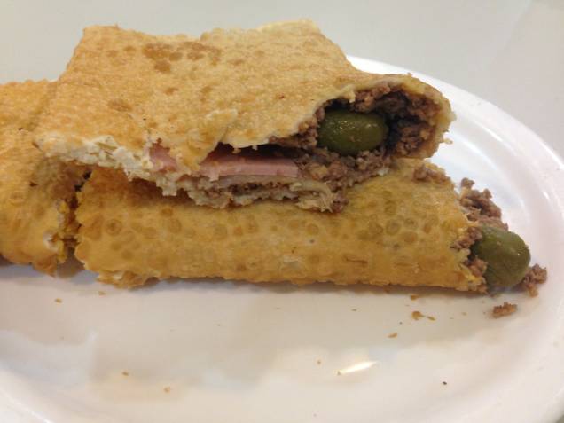 Além de carne, azeitona e presunto, a versão especial do Pastel da Sueli leva ainda frango e ovos cozidos Além de carne, azeitona e presunto, a versão especial do Pastel da Sueli leva ainda frango e ovos cozidos