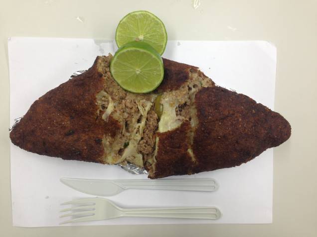 O quibe de 30 centímetros do Pastel da Sueli é recheado de carne e queijo O quibe de 30 centímetros do Pastel da Sueli é recheado de carne e queijo