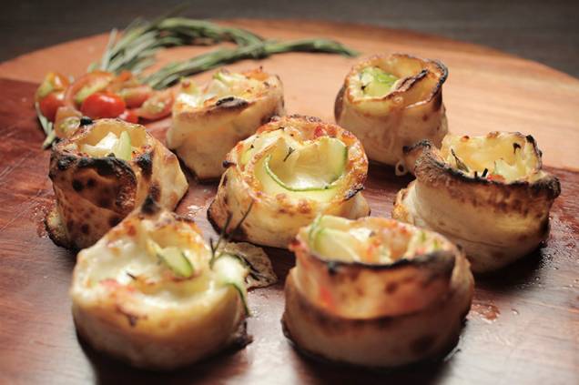 Rotolina de abobrinha e mussarela Rotolina de abobrinha e mussarela