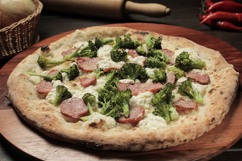 Friarielli: cobertura que leva ricota, brócolis e linguiça calabresa Friarielli: cobertura que leva ricota, brócolis e linguiça calabresa