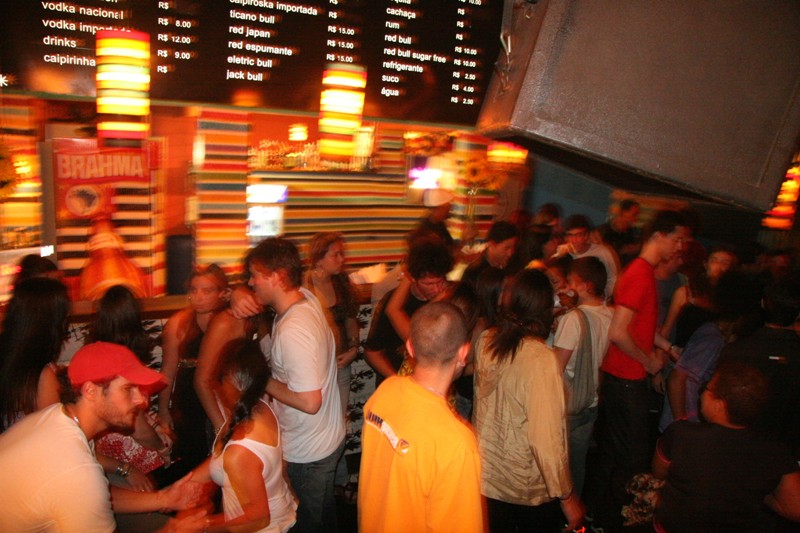 Diquinta: festas regadas a MPB e samba costumam agitar as noites da casa da Vila Leopoldina Diquinta: festas regadas a MPB e samba costumam agitar as noites da casa da Vila Leopoldina