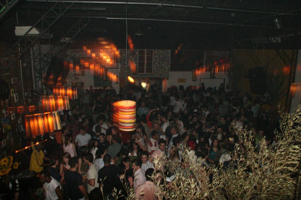 Diquinta: festas regadas a MPB e samba costumam agitar as noites da casa da Vila Leopoldina Diquinta: festas regadas a MPB e samba costumam agitar as noites da casa da Vila Leopoldina