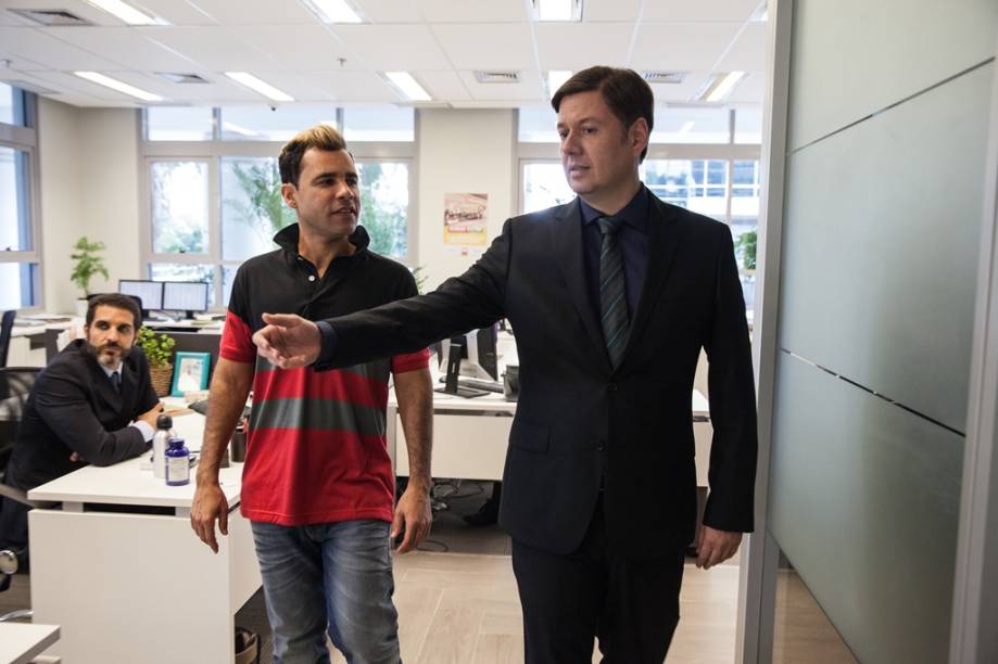 Um Suburbano Sortudo: Denílson é um simples camelô que herda a fortuna do pai milionário Um Suburbano Sortudo: Denílson é um simples camelô que herda a fortuna do pai milionário