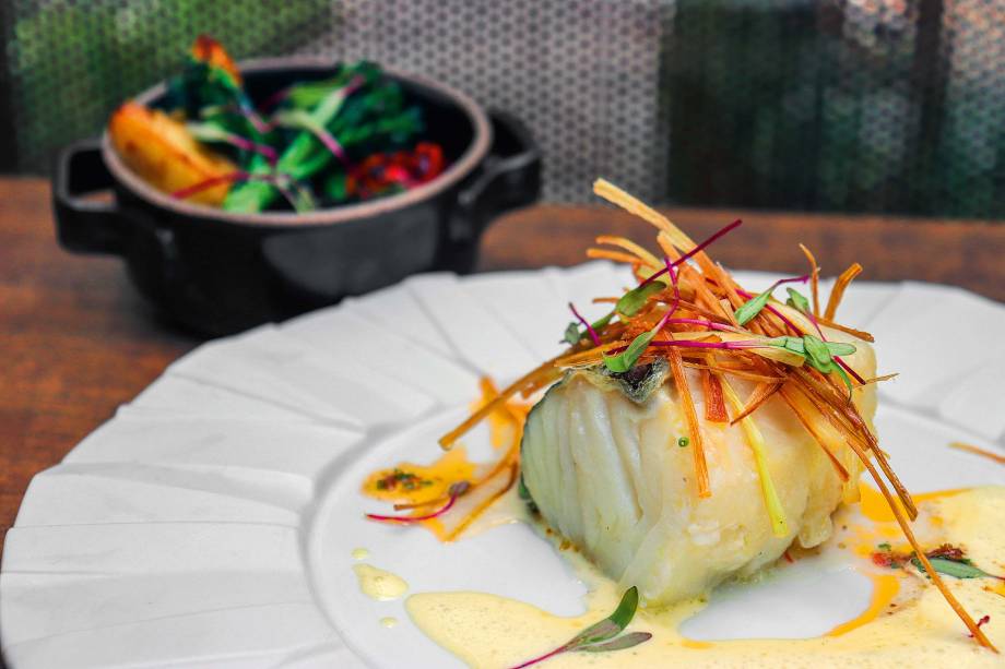 Bacalhau: feito no forno Josper, o lombo do peixe acompanha crisps de alho-poró