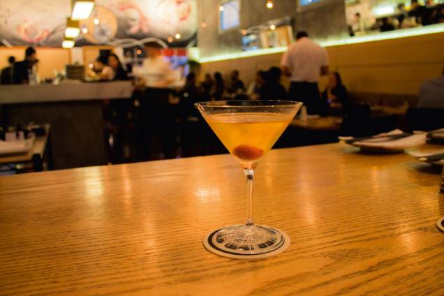 The other woman: drinque leva gim, licor de ameixa, xerez e ameixa em conserva The other woman: drinque leva gim, licor de ameixa, xerez e ameixa em conserva