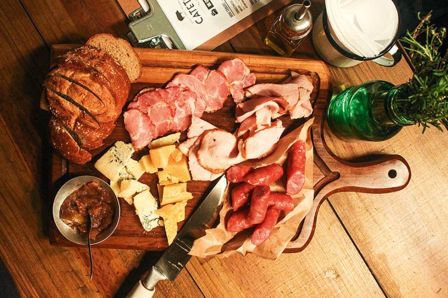 Tábua hog jaw: com itens de javali, queijos, pão e geleia de figo Tábua hog jaw: com itens de javali, queijos, pão e geleia de figo