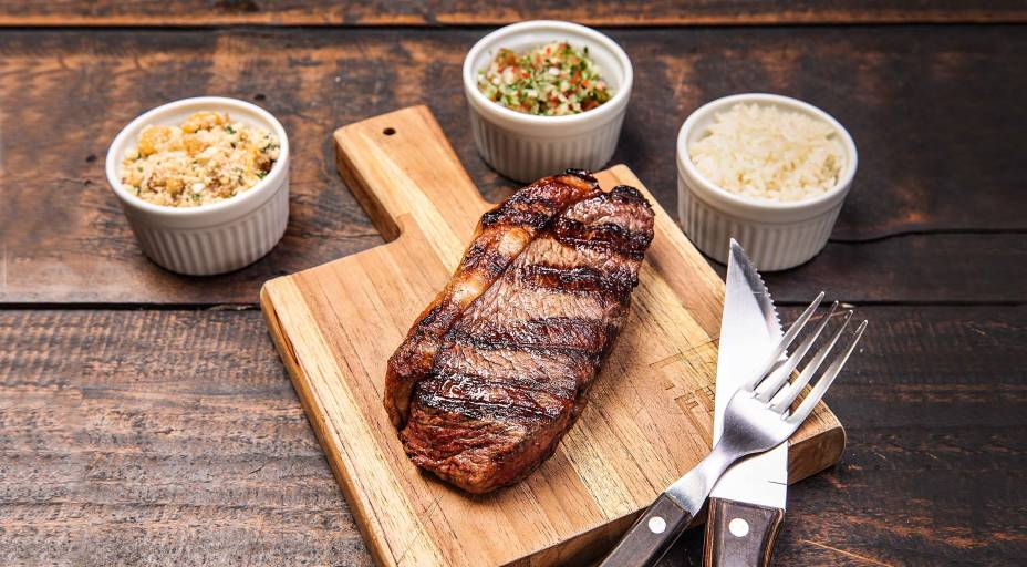 Bife de chorizo com guarnições: opção do executivo Bife de chorizo com guarnições: opção do executivo