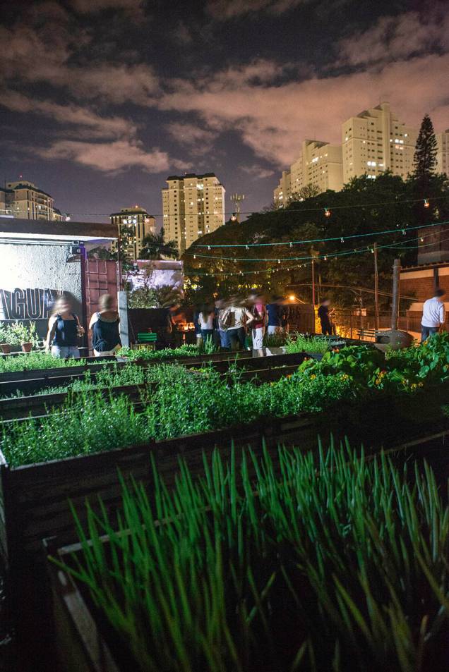 Beber e petiscar ao ar livre Beber e petiscar ao ar livre