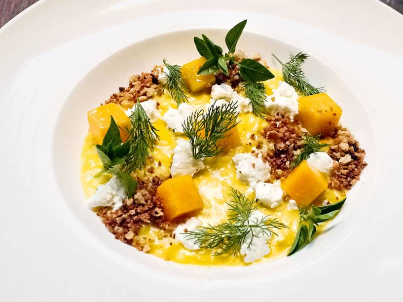 Risoto de abóbora com lascas de queijo de cabra, ervas e um crocante salgado