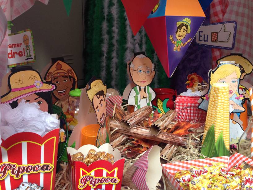 Armarinhos Universal: as bandeirolas com desenhos de noivas, caipiras e padres foram usadas como itens de decoração na mesa sugerida pela loja Armarinhos Universal: as bandeirolas com desenhos de noivas, caipiras e padres foram usadas como itens de decoração na mesa sugerida pela loja