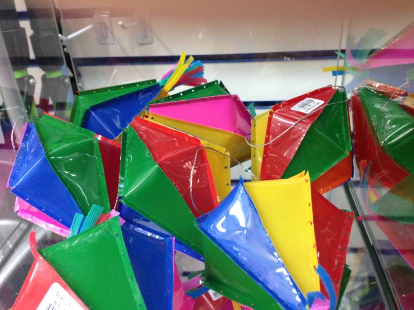 Armarinhos Universal: os balões para São João Armarinhos Universal: os balões para São João