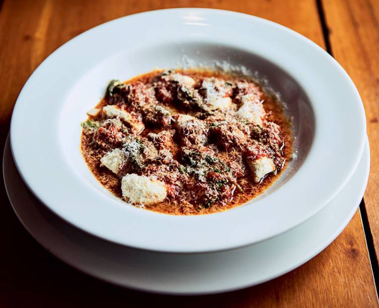 Nhoque de ricota de búfala ao molho de linguiça Nhoque de ricota de búfala ao molho de linguiça