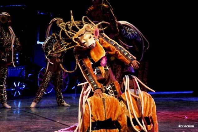 Cria Criou: cor, luzes e efeitos de cenografia Cria Criou: cor, luzes e efeitos de cenografia