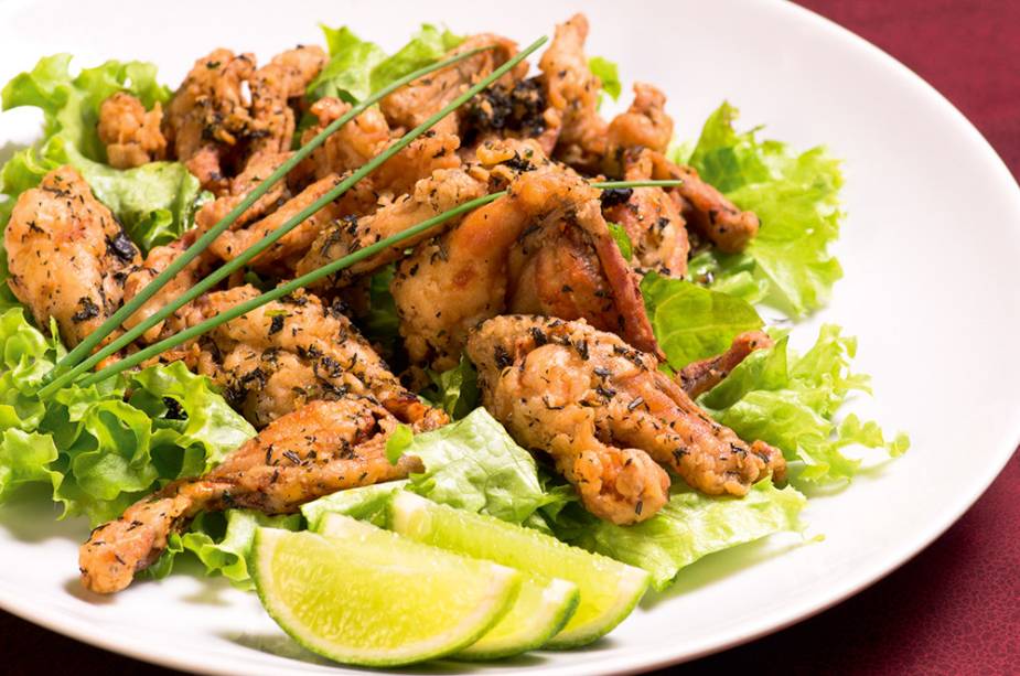 Porção de rã à provençal sobre folhas verdes Porção de rã à provençal sobre folhas verdes