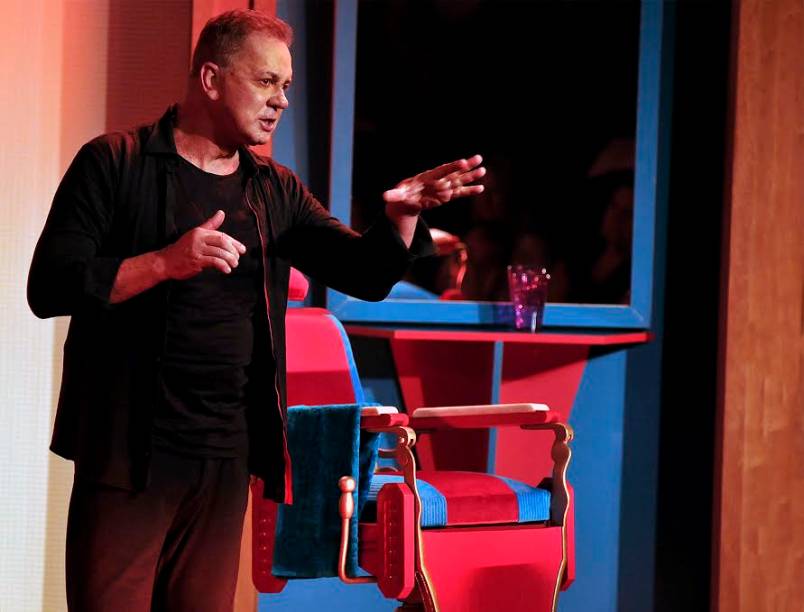 Um ator, oito personagens Um ator, oito personagens