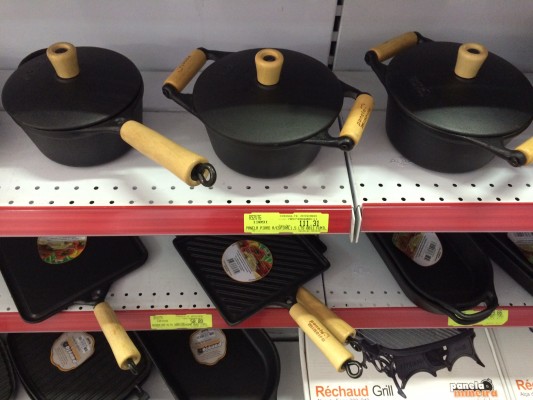Entre os produtos à venda, encontram-se ali diversas panelas de ferro fundido