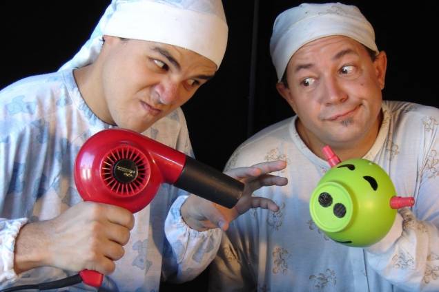 Inzôonia: dois amigos em busca de maneiras divertidas para espantar a falta de sono Inzôonia: dois amigos em busca de maneiras divertidas para espantar a falta de sono