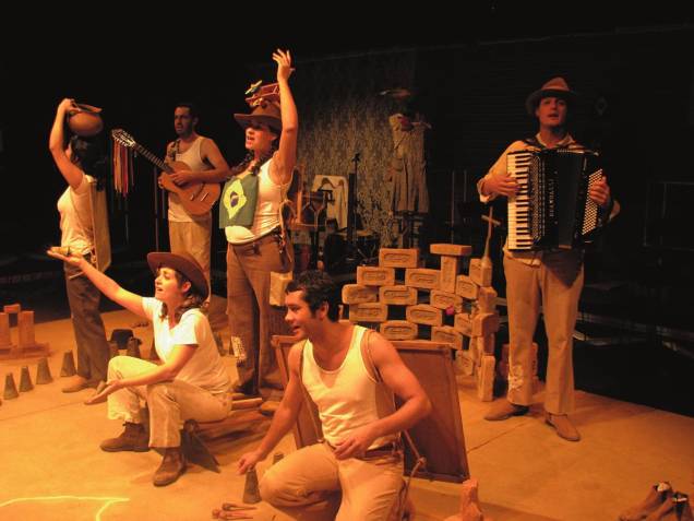 O elenco da Cia. do Tijolo: o musical Concerto de Ispinho e Fulô aborda a vida e a obra do poeta cearense Patativa do Assaré O elenco da Cia. do Tijolo: o musical Concerto de Ispinho e Fulô aborda a vida e a obra do poeta cearense Patativa do Assaré