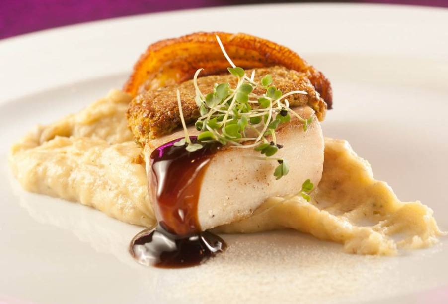 Filé de pirarucu em crosta de castanha de caju e purê de banana da terra Filé de pirarucu em crosta de castanha de caju e purê de banana da terra