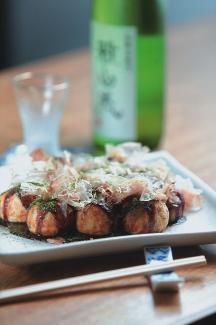 Sucesso na feirinha de fim de semana do bairro japonês, o takoyaki, bolinho feito com massa de cará e recheio de polvo, também pode ser encontrado na casa