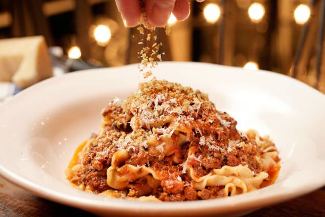 Pappardelle ao ragu de porco, erva-doce e vinho tinto Pappardelle ao ragu de porco, erva-doce e vinho tinto