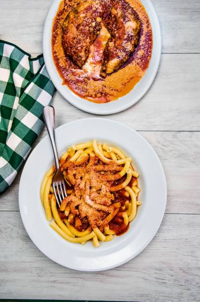 Por dia: 400 polpettones recheados de mussarela; a massa fusilli ao sugo comparmesão Por dia: 400 polpettones recheados de mussarela; a massa fusilli ao sugo comparmesão