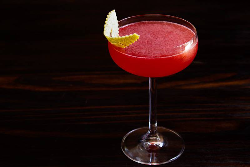 Jasmine: combinação de gim, Cointreau, Campari e limão-siciliano Jasmine: combinação de gim, Cointreau, Campari e limão-siciliano