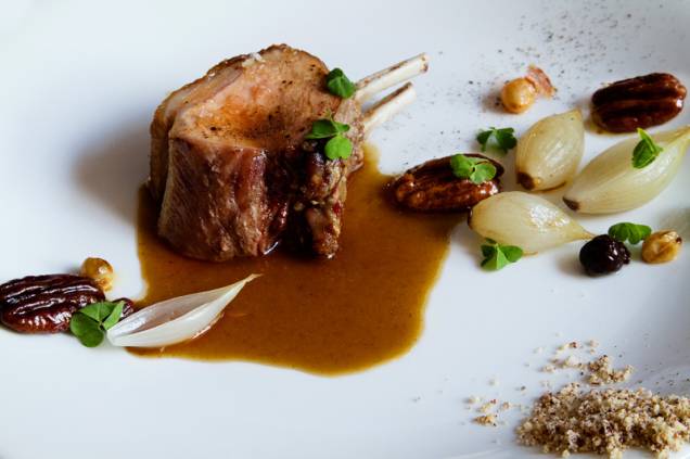 Carré de javali com confit de cebola, nozes e pecan Carré de javali com confit de cebola, nozes e pecan