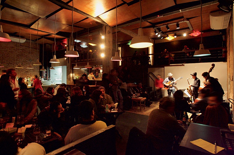 O palquinho e a arquibancada: ambiente cool O palquinho e a arquibancada: ambiente cool