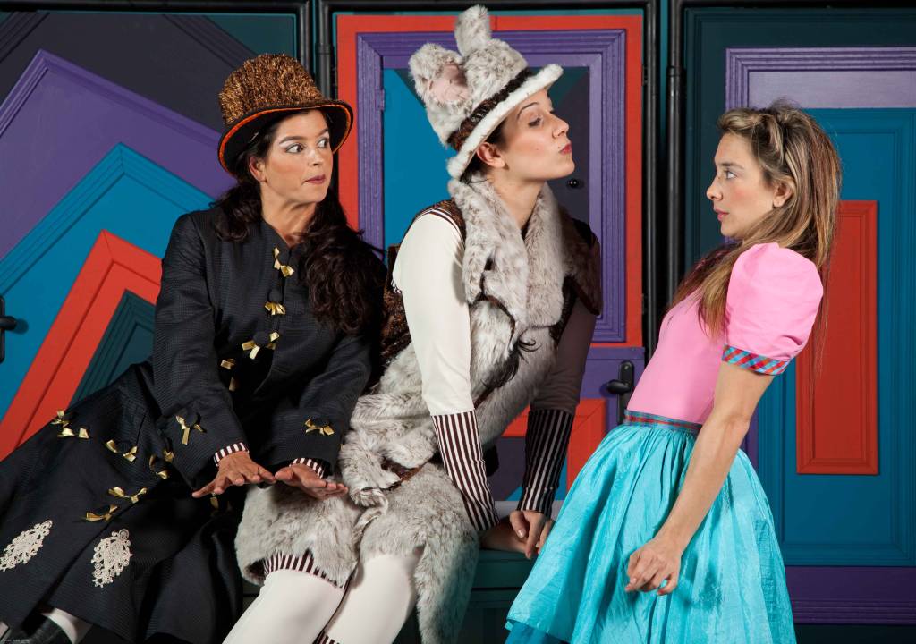 Adriana Telg, Natália Vooren e Helena Cerello em cena de "Alice no País das Maravilhas" Adriana Telg, Natália Vooren e Helena Cerello em cena de "Alice no País das Maravilhas"