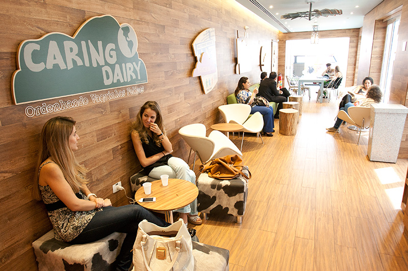 A loja possui 318 metros quadrados e dois andares A loja possui 318 metros quadrados e dois andares