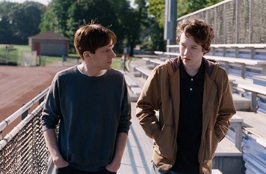 Mais Forte que Bombas: os atores Jesse Eisenberg e Devin Druid vivem dois irmãos no drama Mais Forte que Bombas: os atores Jesse Eisenberg e Devin Druid vivem dois irmãos no drama
