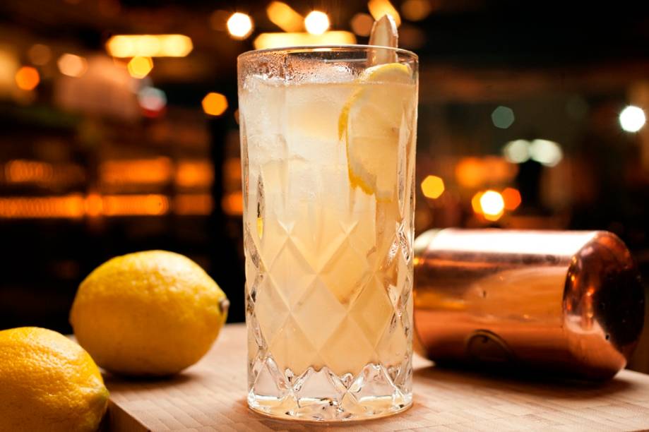 Mr. jameson (R$ 35,00): mistura uisque, refrigerante, gengibre e limão-siciliano Mr. jameson (R$ 35,00): mistura uisque, refrigerante, gengibre e limão-siciliano