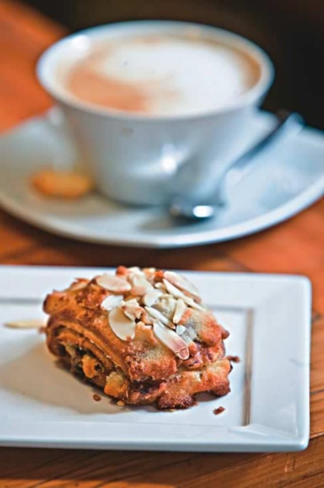 Croissant de chocolate finalizado com amêndoas Croissant de chocolate finalizado com amêndoas