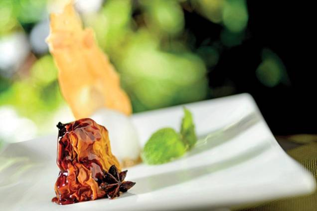 Caju confitado na cachaça com sorbet de limão Caju confitado na cachaça com sorbet de limão