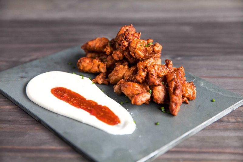 Frango frito: creme azedo e molho picante fazem acompanhamento Frango frito: creme azedo e molho picante fazem acompanhamento