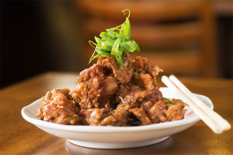 A porção de frango frito A porção de frango frito