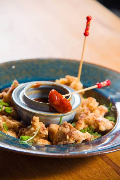 Inspiração oriental, o frango empanado conhecido como karaague vem como o ardidinho molho de kimchi Inspiração oriental, o frango empanado conhecido como karaague vem como o ardidinho molho de kimchi