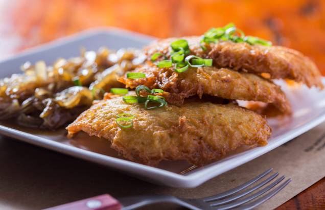 kartoffelpuffer: três panquequinhas do batata ralada crocantes com cebola caramelada kartoffelpuffer: três panquequinhas do batata ralada crocantes com cebola caramelada
