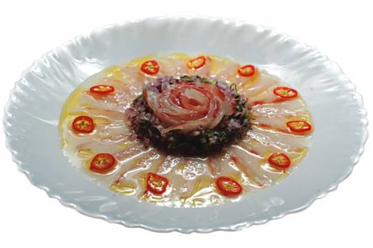 Opção nipo-peruana: tiradito de tilápia ao molho cítrico Opção nipo-peruana: tiradito de tilápia ao molho cítrico