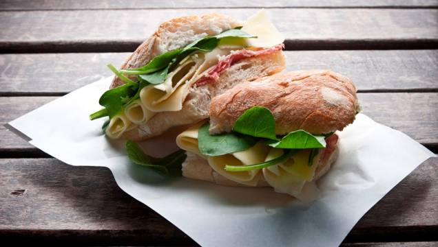 O sanduíche de rúcula, copa e queijo emmental é montado no pão ciabatta