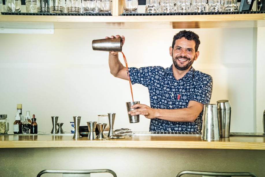 Vinícius Apolinário, o Vina: paulista é o novo bartender do Komah Vinícius Apolinário, o Vina: paulista é o novo bartender do Komah