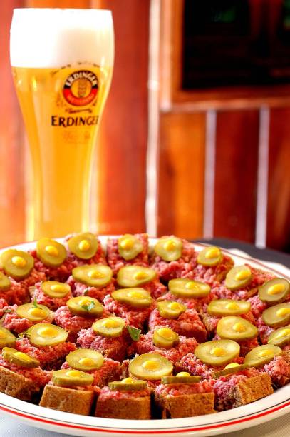 Konstanz: canapés de linguiça defumada no pão preto (R$ 34,30) Konstanz: canapés de linguiça defumada no pão preto (R$ 34,30)