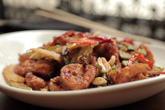 O kung pao shrimp mistura camarão, salsão e amendoim O kung pao shrimp mistura camarão, salsão e amendoim