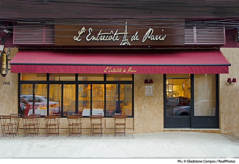 A fachada da nova unidade: o toldo vermelho é a marca registrada A fachada da nova unidade: o toldo vermelho é a marca registrada
