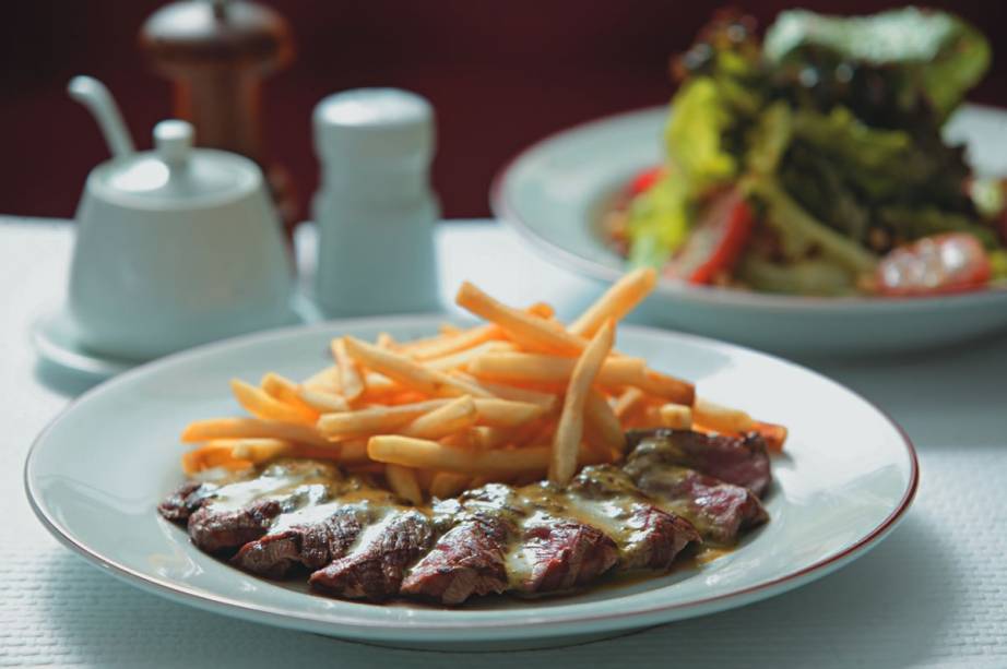 No LEntrecôte de Paris: único prato do menu, o contrafilé acompanhado de batata frita No LEntrecôte de Paris: único prato do menu, o contrafilé acompanhado de batata frita