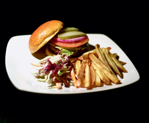 O hankyspanker: cheese salada ao lado de fritas e salada de repolho