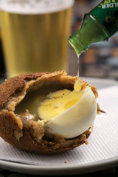 Bolovo: meio ovo cozido envolto em massa de carne de panela e batata mais mussarela Bolovo: meio ovo cozido envolto em massa de carne de panela e batata mais mussarela