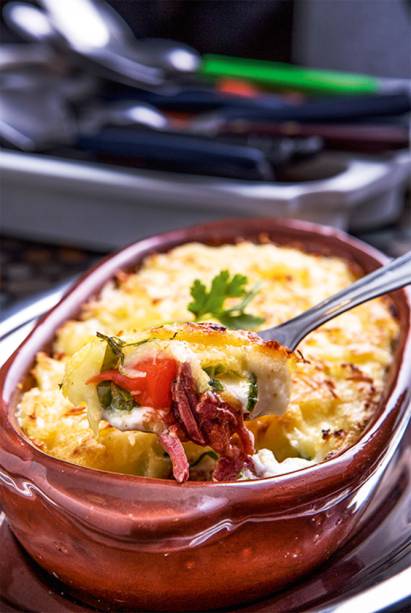 Escondidinho de carne-seca, pimenta-biquinho, couve e mandioca Escondidinho de carne-seca, pimenta-biquinho, couve e mandioca